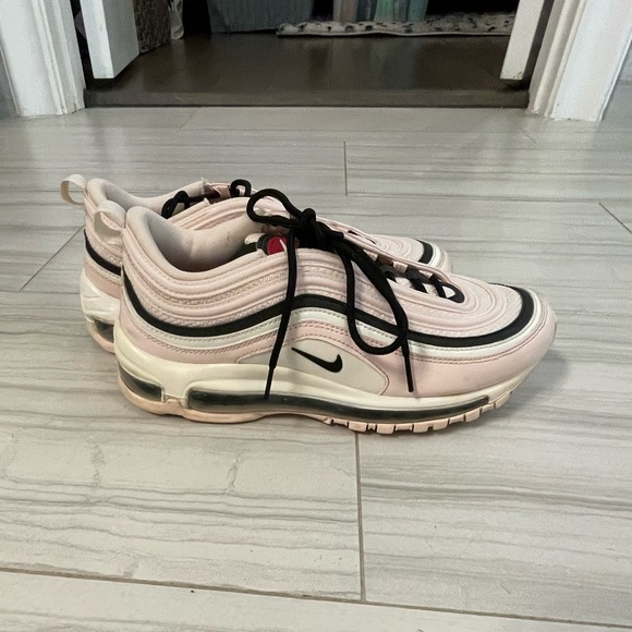 Nike Women's Athletic Shoes in Pink and Black - Picture 1 of 9